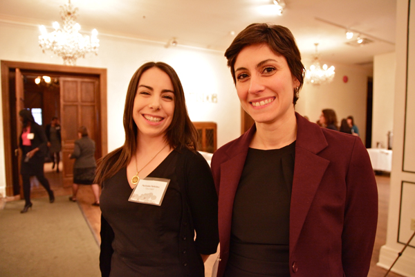 À droite, Me Joséane Chrétien, ancienne présidente de l'AJBM, en compagnie d'une participante.